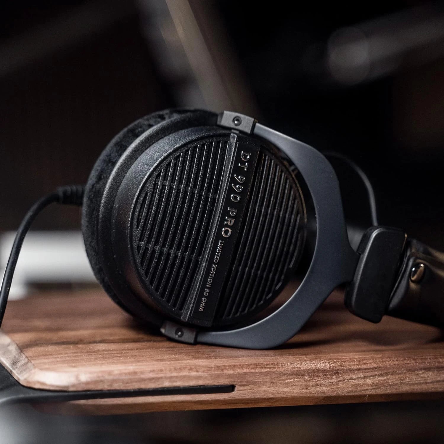 Sanpusen DT 990 PRO Open-Back Studio Monitor Headphones with High-Resolution Audio for Mixing and Mastering